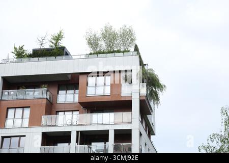 Immeuble résidentiel moderne avec des arbres verts et un environnement naturel Varsovie, Pologne Banque D'Images