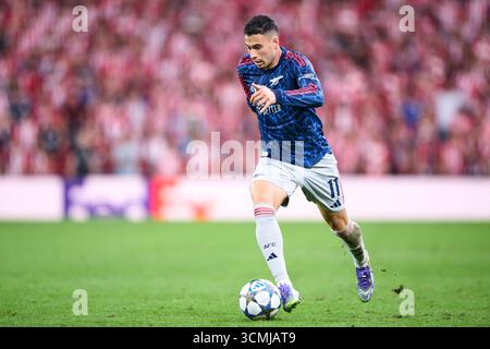 Gabriel Martinelli de l'Arsenal FC avec le ballon lors du match de l'UEFA Champions League 2025/26 phase MD1 entre l'Athletic Club et l'Arsenal FC à l'Estadio de San Mames le 16 septembre 2025 à Bilbao, Espagne. Crédit : Cesar Ortiz Gonzalez/Alamy Live News Banque D'Images