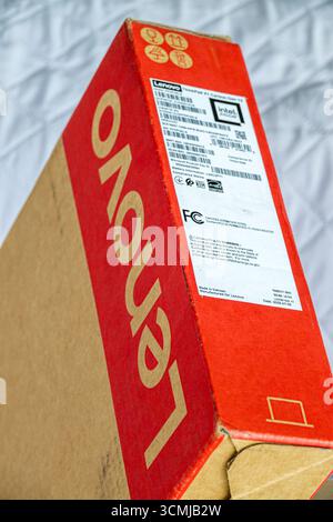 Miami Beach Floride, boîte en carton d'expédition Lenovo, coin d'emballage de marque rouge, étiquette avec la proposition 65 de Californie avertissement, danger chimique cancer rep Banque D'Images