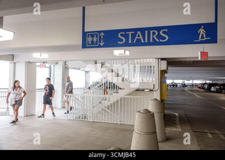 Centre commercial Aventura Mall Miami Florida, parking couvert commercial, panneau d'accès aux escaliers, signalisation directionnelle blanche bleue, toilettes SY Banque D'Images