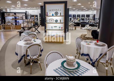 Aventura Mall Miami Florida, à l'intérieur des magasins, Bloomingdale's grand magasin, section vaisselle, affichage la double J, vaisselle assiettes bols, tasses Banque D'Images