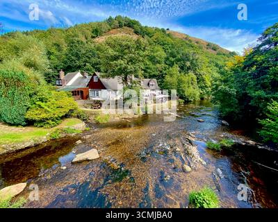 Fingle Bridge Inn sur la rivière Teign, Dartmoor, Devon Banque D'Images
