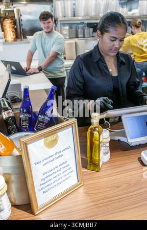 Centre commercial Aventura Mall Miami Florida, intérieur, aire de restauration, dîner décontracté à l'extérieur, restaurant méditerranéen Yalla Motek, gros plan des caisses, casher Banque D'Images