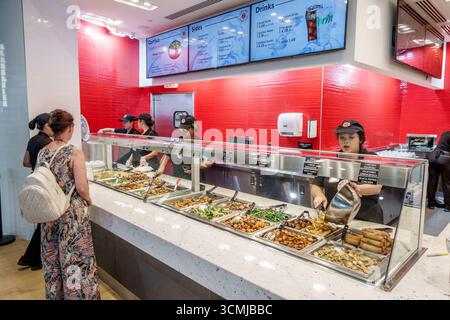 Centre commercial Aventura Mall Miami Florida, intérieur, aire de restauration, repas décontractés à l'extérieur, restaurant chinois Panda Express, assiettes combinées d'affichage de menu, orange chic Banque D'Images