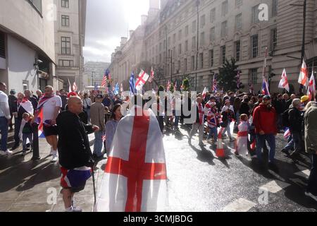 Les marcheurs sur "Unite the Kingdom" de Tommy Robinson rentrent chez eux ou pour trouver une autre route vers Whitehall alors que Westminster Bridge fermait le 13 septembre 2025 Banque D'Images