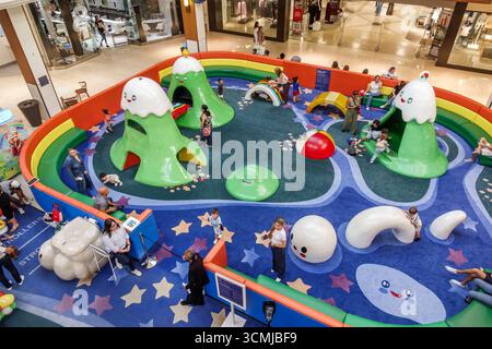Aventura Mall Miami Floride, à l'intérieur des magasins, aire de jeux intérieure pour enfants, aire de jeux rembourrée colorée, enfants en bas âge rampant, escalade soft play str Banque D'Images