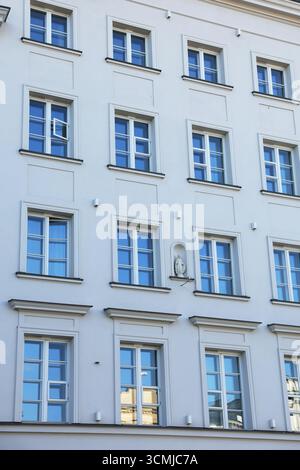 Varsovie bâtiment de la vieille ville avec fenêtres bleu pastel et façade urbaine classique Banque D'Images