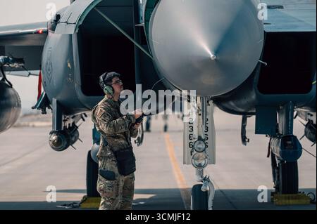 Abriel Mendez, aviateur senior de l'US Air Force, un spécialiste de l'avionique affecté au 391st Expeditionary Fighter Generation Squadron, effectue le maintenan Banque D'Images