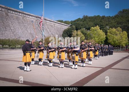 Les pipes et les tambours de la police Emerald Society de Westchester jouent avant le chant de l'hymne national lors de la cérémonie commémorative du 11 septembre. Banque D'Images
