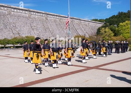 Les tuyaux et les tambours de la police Emerald Society de Westchester pendant le chant de l'hymne national lors de la cérémonie commémorative du 11 septembre. Banque D'Images
