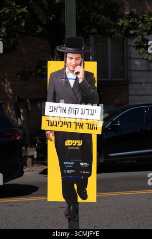 Une affiche yiddish du groupe Eynayim (hébreu pour yeux) conseille de ne pas regarder les choses qui sont pécheuses ou amorales. Sur Bedford Avenue à Brook. Banque D'Images