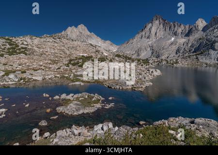 Silver Divide Peak et Red and White Mountain au-dessus du lac Grinnell dans les montagnes de la Sierra Nevada, Sierra National Forest, Californie, États-Unis Banque D'Images
