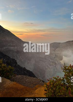 Vue du sommet du mont Ijen et de son lac au petit matin, Java oriental, Indonésie, novembre 2024 Banque D'Images