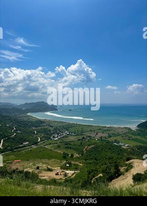 Vue depuis Skylancing Lombok parapente sur Lancing Bay et Tempah Beach dans le sud de Lombok, West Nusa Tenggara, Indonésie Banque D'Images