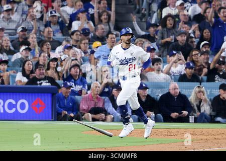 Los Angeles, Californie, États-Unis. 15 septembre 2025. les dodgers de Los angeles MOOKIE BETTS clôt son 19e home run de la saison contre les Philadelphia phillies au stade Dodger. (Crédit image : © Yichin Hou/ZUMA Press Wire) USAGE ÉDITORIAL SEULEMENT ! Non destiné à UN USAGE commercial ! Banque D'Images