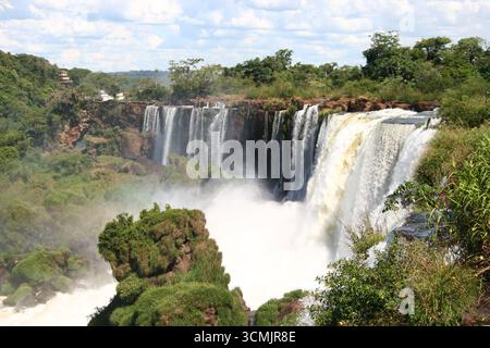 Chutes d'Iguazu vues du côté argentin, cascades puissantes entourées d'une forêt tropicale luxuriante, province de Misiones, Argentine, janvier. Banque D'Images