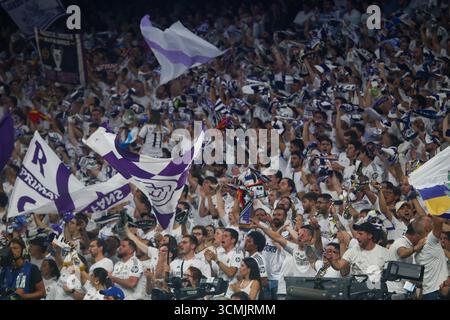 Madrid, Espagne, 16 septembre 2025 : les fans du Real Madrid acclament lors de la première manche de la Ligue des Champions 2025-26 entre le Real Madrid et Marseille au stade Santiago Bernabeu le 16 septembre 2025, à Madrid, en Espagne. Crédit : Alberto Brevers / Alamy Live News. Banque D'Images