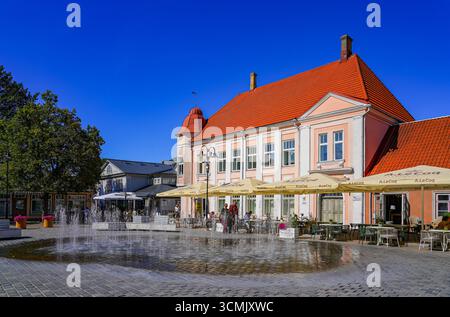 Fontaine dans la vieille ville de Kuressaare sur l'île estonienne de Saaremaa dans la mer Baltique Banque D'Images