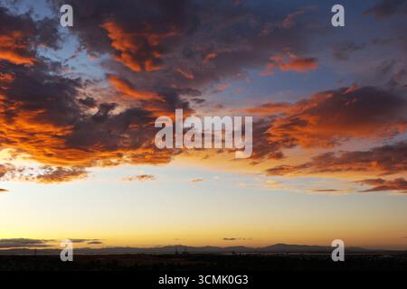 Cieux de coucher de soleil enflammé et crépuscule sur les collines de Contra Loma à Antioch, Californie. Le paysage d'East Bay est capturé dans des couleurs vives Banque D'Images