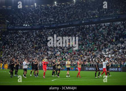 Turin, Italie. 16 septembre 2025. Les joueurs de la Juventus FC célèbrent avec les fans le match de phase de la Ligue des Champions 2025/26 de l'UEFA entre la Juventus FC et le Borussia Dortmund au stade Juventus le 16 septembre 2025 à Turin, en Italie. (Photo de Chris Ricco) crédit : Chris Ricco/Alamy Live News Banque D'Images