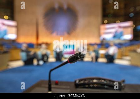 Eröffnung des 55. Historikertags in Bonn - 16.09.2025 Symbolbild : Mikrofon am Abgeordnetenplatz - mit einer Festveranstaltung im Plenarsaal des alten Bundestages wird der 55. Historikertag an der Universität Bonn eröffnet. Unter dem Rahmenthema Dynamiken der Macht diskutieren Vertreter aus Geschichtswissenschaft, Politik und Gesellschaft. Geplant sind ein Festvortrag von Ministerpräsident Hendrik Wüst sowie eine Eröffnungsdiskussion mit Bonns Oberbürgermeisterin Katja Dörner. Bonn Gronau Nordrhein-Westfalen Deutschland *** ouverture de la Journée des historiens 55 à Bonn 16 09 2025 image symbolique MICR Banque D'Images