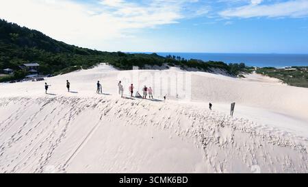 Vue aérienne des dunes de Joaquina Beach à Florianópolis, Santa Catarina. Les gens surfent sur le sable, le sable, les sports, les champs de dunes, restinga. Banque D'Images