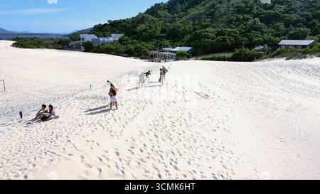 Vue aérienne des dunes de Joaquina Beach à Florianópolis, Santa Catarina. Les gens surfent sur le sable, le sable, les sports, les champs de dunes, restinga. Banque D'Images