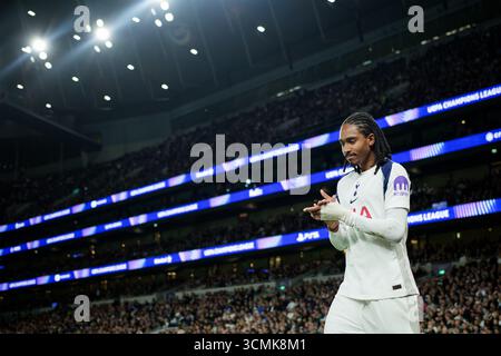 Londres, Royaume-Uni. 16 septembre 2025. Londres, Angleterre, 16 septembre 2025 : Djed Spence (24 Tottenham Hotspur) lors du match de l'UEFA Champions League entre Tottenham Hotspur et Villarreal au Tottenham Hotspur Stadium à Londres, en Angleterre. (Photo de Pedro Porru/Sports Press photo/SPP) crédit : SPP Sport Press photo. /Alamy Live News Banque D'Images