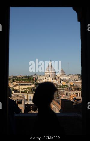 Une vue depuis la Trinita dei Monti de Rome. Rome est la capitale de l'Italie et la commune la plus peuplée d'Italie Banque D'Images