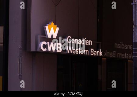 Toronto, ON, Canada - 15 septembre 2025 : une enseigne Banque canadienne de l'Ouest de la CCB est montée à l'extérieur d'un immeuble de bureaux de style moderne. Banque D'Images