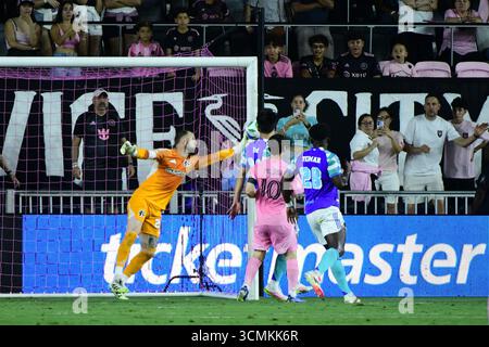 Fort Lauderdale, États-Unis. 16 septembre 2025. Stefan Frei (24 ans), gardien des Seattle Sounders, bloque le ballon le 16 septembre 2025 au Chase Stadium de Fort Lauderdale, en Floride. (Photo de JC Ruiz/Sipa USA) crédit : Sipa USA/Alamy Live News Banque D'Images