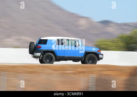 Toyota FJ Cruiser en mouvement rapide sur l'autoroute Banque D'Images
