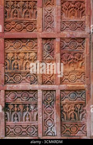 Gros plan de sculpture complexe en terre cuite avec motif floral et géométrique sur la façade de l'ancienne mosquée Atiya ou Atia, Tangail, Bangladesh Banque D'Images