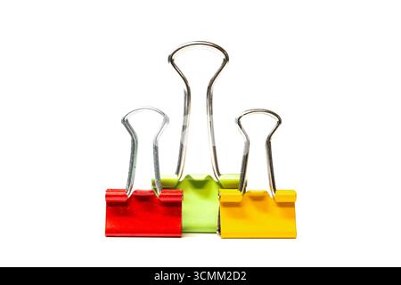 Trois trombones de printemps rouge, vert et jaune sur fond blanc. Banque D'Images