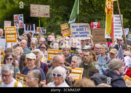Photo du dossier datée du 16/09/25 d'une manifestation Stop Trump Scotland devant le consulat américain à Édimbourg, lors du voyage privé de cinq jours du président Donald Trump dans le pays. Des milliers de personnes devraient descendre dans les rues à travers le pays pour protester contre la visite d'État de Donald Trump. Le président américain arrivera mardi au Royaume-Uni pour sa deuxième visite d’État, un geste sans précédent pour un dirigeant américain. Date d'émission : mardi 16 septembre 2025. Banque D'Images