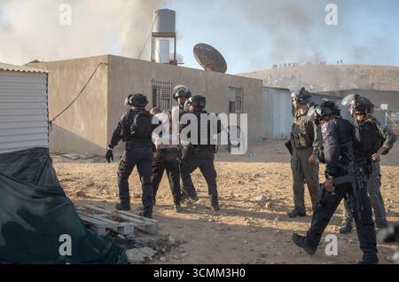Néguev, Israël. 17 septembre 2025. La police et les forces de sécurité israéliennes arrêtent un homme alors qu'elles démolissent un village beduin dans la région du Néguev. Crédit : ILIA YEFIMOVICH/dpa/Alamy Live News Banque D'Images