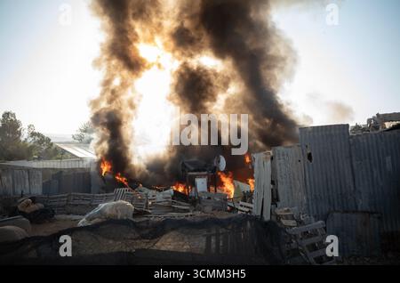 Néguev, Israël. 17 septembre 2025. Des maisons brûlent après que la police israélienne a démoli un village beduin dans la région du Néguev. Crédit : ILIA YEFIMOVICH/dpa/Alamy Live News Banque D'Images