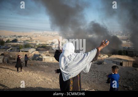 Néguev, Israël. 17 septembre 2025. Les palestiniennes réagissent après que la police israélienne ait brûlé leurs maisons alors qu’elles démolissaient un village beduin dans la région du Néguev. Crédit : ILIA YEFIMOVICH/dpa/Alamy Live News Banque D'Images