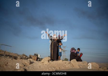Néguev, Israël. 17 septembre 2025. Une palestinienne pleure après que la police israélienne ait brûlé sa maison alors qu’elle démolissait un village beduin dans la région du Néguev. Crédit : ILIA YEFIMOVICH/dpa/Alamy Live News Banque D'Images