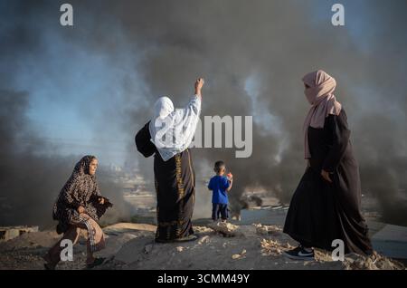 Néguev, Israël. 17 septembre 2025. Les palestiniennes réagissent après que la police israélienne ait brûlé leurs maisons alors qu’elles démolissaient un village beduin dans la région du Néguev. Crédit : ILIA YEFIMOVICH/dpa/Alamy Live News Banque D'Images