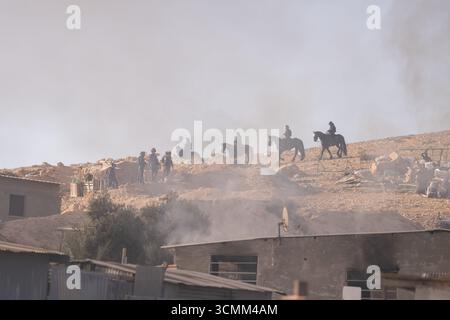Néguev, Israël. 17 septembre 2025. La police et les forces de sécurité israéliennes montées démolissent un village de beduin dans la région du Néguev. Crédit : ILIA YEFIMOVICH/dpa/Alamy Live News Banque D'Images