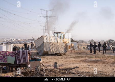 Néguev, Israël. 17 septembre 2025. Un véhicule de construction de la police et des forces de sécurité israéliennes démolit un village de beduin dans la région du Néguev. Crédit : ILIA YEFIMOVICH/dpa/Alamy Live News Banque D'Images