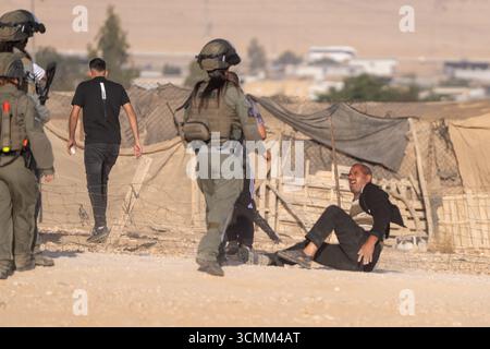 Néguev, Israël. 17 septembre 2025. Un homme interagit avec la police et les forces de sécurité israéliennes qui démolissent un village beduin dans la région du Néguev. Crédit : ILIA YEFIMOVICH/dpa/Alamy Live News Banque D'Images