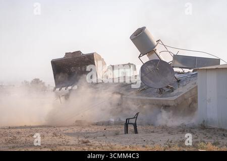 Néguev, Israël. 17 septembre 2025. Un véhicule de construction de la police et des forces de sécurité israéliennes démolit un village de beduin dans la région du Néguev. Crédit : ILIA YEFIMOVICH/dpa/Alamy Live News Banque D'Images
