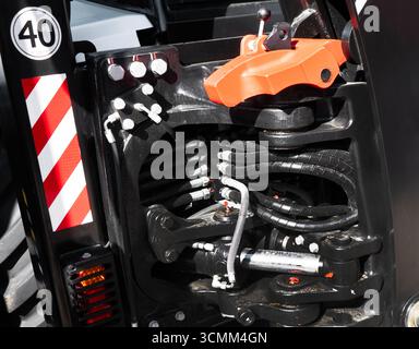 Système de piston hydraulique pour bulldozers, tracteurs, excavateurs. Tuyaux hydrauliques de machine d'industrie lourde. Mécanismes d'équipement de chargement lourd. Banque D'Images