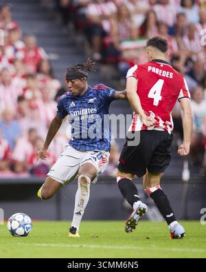Noni Madueke de l'Arsenal FC concourt pour le ballon avec Aitor Paredes de l'Athletic Club lors de la Ligue des champions de l'UEFA, phase de ligue, match de football du jour 1 entre l'Athletic CLUC et l'Arsenal FC le 16 septembre 2025 au stade San Mames de Bilbao, en Espagne Banque D'Images