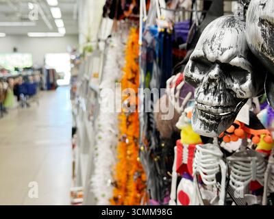 Décorations d'Halloween comprenant des squelettes et des crânes dans un magasin Banque D'Images