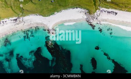 Découvrez Bleik, Andoyas paysage magnifique, avec la montagne matinale pittoresque, des plages de sable blanc sereines et des eaux turquoises claires idéales pour les amoureux de la nature et les aventuriers. Banque D'Images