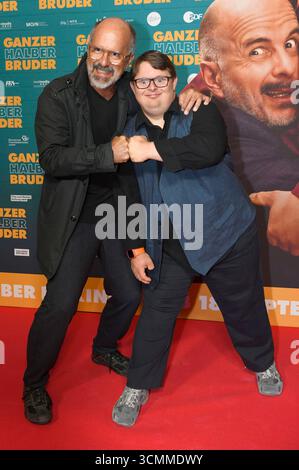 Christoph Maria Herbst und Nico Randel BEI der Premiere des Kinofilms Ganzer halber Bruder im Astor Grand Cinema. Hanovre, 16.09.2025 *** Christoph Maria Herbst et Nico Randel à la première du film Ganzer Halber Bruder au Astor Grand Cinema Hanovre, 16 09 2025 Foto :XC.xNiehausx/xFuturexImagex bruder hannover 5910 Banque D'Images