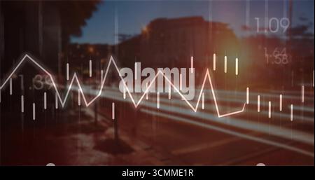 Affichage d'une superposition de graphique en lignes blanches avec des barres de chandelier et des étiquettes numériques sur la rue de la ville au crépuscule Banque D'Images